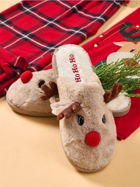 Pluszowe kapcie świąteczne w kształcie reniferów - beżowy. Brązowe kapcie Sinsay, bez wzorów. Za 29.99 zł.