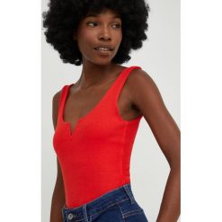 Answear Lab top damski kolor czerwony. Czerwone topy Answear Lab, l, bez wzorów, z dzianiny, bez kołnierzyka, bez ramiączek. Za 89.99 zł.