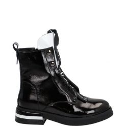LAKIEROWANE BOTKI 49C308 BLACK-WHI. Czarne botki Venezia, bez wzorów, z lakierowanej skóry, bez obcasa, bez zapięcia. Za 279.00 zł.