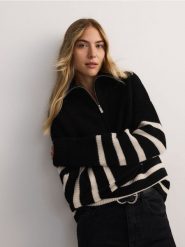 Sweter z rozpinanym golfem - czarny. Czarne swetry Reserved, l, bez wzorów, z dzianiny, bez ramiączek. W wyprzedaży za 69.99 zł.