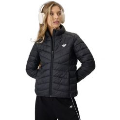 4F damska kurtka pikowana, lekka, hydrofobowa. Czarne kurtki 4f, s, bez wzorów, z materiału, bez kaptura. Za 186.99 zł.