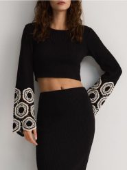 Krótki sweter z ażurowymi rękawami - czarny. Czarne swetry Reserved, l, w ażurowe wzory, z bawełny, bez ramiączek. W wyprzedaży za 59.99 zł.