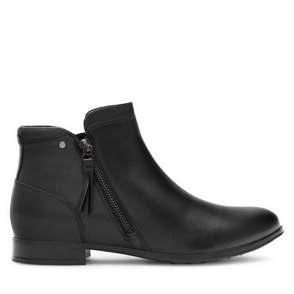 Botki Lasocki. Czarne botki Lasocki, bez wzorów, bez obcasa, na płaskiej podeszwie, bez zapięcia. Za 249.99 zł.