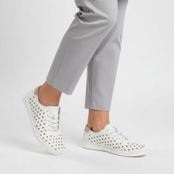 Półbuty damskie S.Barski, cholewka ze skóry naturalnej gładkiej z perforacją na całej powierzchni klasyczne sznurowanie zaokrąglony nosek niski fason. Białe półbuty wsuwane S.BARSKI, bez wzorów, z jeansu, eleganckie, bez obcasa, na płaskiej podeszwie. Za 189.00 zł.