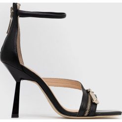 Guess sandały skórzane Jeomie kolor czarny. Czarne sandały Guess, z aplikacjami, z materiału, bez obcasa, na obcasie, bez zapięcia. W wyprzedaży za 469.99 zł.
