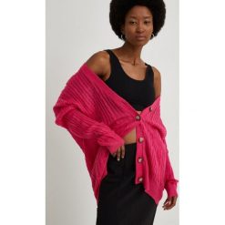 Answear Lab kardigan z wełną damski kolor różowy lekki. Czerwone swetry Answear Lab, l, bez wzorów, z wełny, bez ramiączek. Za 139.99 zł.