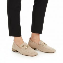 Półbuty damskie S.Barski D&A, cholewka skóra naturalna zamszowa wsuwany fason metalowa ozdoba na przodzie niski obcas kwadratowy nosek, beżowe, CR61-. Brązowe półbuty wsuwane S.BARSKI, z aplikacjami, ze skóry, bez obcasa, na obcasie. Za 389.00 zł.