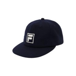 Czapka typu snapback Fila Vintage Como. Niebieskie czapki z daszkiem Fila, bez wzorów, z materiału, eleganckie. Za 186.00 zł.