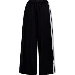 Spodnie Y-3 Czarny. Spodnie sportowe marki Y-3. W wyprzedaży za 792.00 zł.