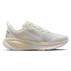 Buty do biegania damskie Nike Vomero 18. Białe buty do biegania Nike, na lato, bez wzorów, z materiału, bez zapięcia, do biegania. Za 677.00 zł.