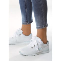 Biało-Niebieskie Buty Sportowe Emphasis. Białe buty sportowe lifestyle Born2be, bez wzorów, z satyny, bez zapięcia. Za 69.99 zł.