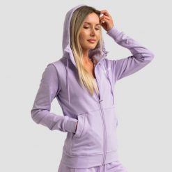 Bluza damska fitness z kapturem i zamkiem lawendowa Limitless. Fioletowe bluzy GYMBEAM, l, bez wzorów, z bawełny, sportowe, bez ramiączek, z kapturem. Za 127.90 zł.