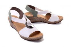 RIEKER 624H6-80 white combination, sandały damskie. Białe sandały Rieker, bez wzorów, bez obcasa, na koturnie, bez zapięcia. Za 269.90 zł.