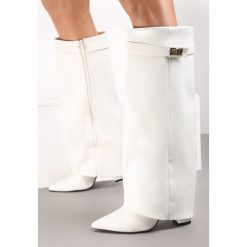 Białe Kozaki z Szeroką Cholewką i Szpiczastym Noskiem Sumehra. Białe kozaki Renee, bez wzorów, z jeansu, ze szpiczastym noskiem, przed kolano, bez obcasa, na obcasie, bez zapięcia. Za 169.99 zł.