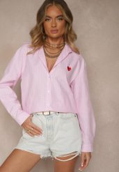Różowa Prążkowana Koszula Oversize Zdobiona Haftem w Kształcie Serca Taleniela. Czerwone koszule Renee, z aplikacjami, z jeansu, eleganckie, bez kołnierzyka, bez ramiączek. W wyprzedaży za 67.99 zł.