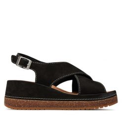 Sandały Clarks. Czarne sandały Clarks, bez wzorów, bez obcasa, na koturnie, bez zapięcia. Za 539.99 zł.