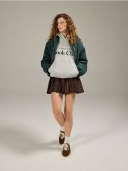 Bluza z haftowanym napisem - jasnoszary. Szare bluzy Reserved, l, bez wzorów, z bawełny, bez ramiączek, bez kaptura. Za 129.99 zł.