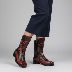 Kozaki damskie Laura Vita, wysoka cholewka ze skóry we wzory na płaskim obcasie, czerwone, SO2014-2. Czerwone kozaki LAURA VITA, bez wzorów, ze skóry, przed kolano, bez obcasa, na obcasie, bez zapięcia. Za 339.00 zł.