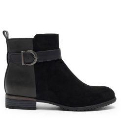 Botki Clara Barson. Czarne botki Clara Barson, bez wzorów, bez obcasa, na płaskiej podeszwie, bez zapięcia. Za 77.99 zł.