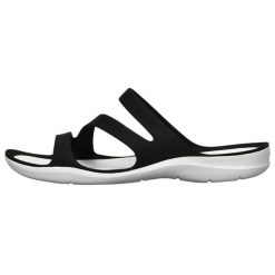 Klapki damskie Crocs Swiftwater Sandal W. Czarne klapki Crocs, bez wzorów, bez obcasa, bez zapięcia. Za 159.00 zł.