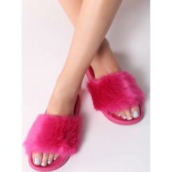 Fuksjowe Kapcie Floccus. Kapcie marki Cropp. Za 49.99 zł.