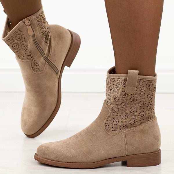 Beżowe jesienne zamszowe ażurowe botki damskie S.Barski 52-530. Brązowe botki S.BARSKI, w ażurowe wzory, z jeansu, eleganckie, z okrągłym noskiem, bez obcasa, na obcasie, bez zapięcia. Za 219.00 zł.