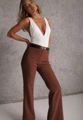 Brązowe Eleganckie Spodnie Dzwony w Kant z Paskiem i Metaliczną Klamrą Telepadia. Brązowe jeansy Renee, m, bez wzorów, z jeansu, biznesowe. Za 139.99 zł.