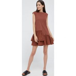 Sisley sukienka bawełniana kolor brązowy mini rozkloszowana. Brązowe sukienki Sisley, bez wzorów, z bawełny, bez kołnierzyka, bez ramiączek, mini, rozkloszowane. Za 319.99 zł.