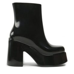 Botki Melissa. Czarne botki Melissa, bez wzorów, bez obcasa, na słupku, bez zapięcia. Za 449.99 zł.