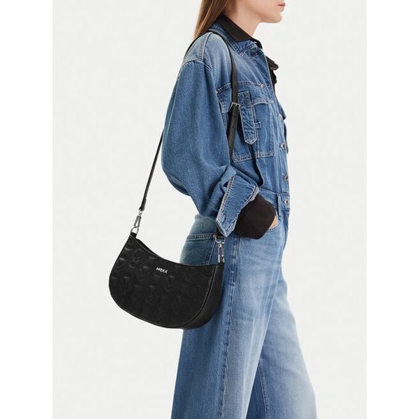 Torebka MEXX. Czarne listonoszki Mexx, bez wzorów, bez dodatków. Za 169.99 zł.