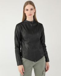 CZARNA KURTKA Z MIĘKKIEJ SKÓRY NATURALNEJ G-GB2306-Z NERO. Czarne kurtki Venezia, l, bez wzorów, z materiału, bez kaptura. Za 999.00 zł.