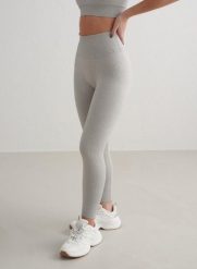 Damskie legginsy prążkowane, bezszwowe, wysoki stan, squat proof, petite szare. Szare legginsy AIM'N, bez wzorów, z dzianiny. Za 254.00 zł.