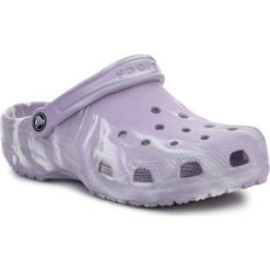 Klapki Crocs Classic Marbled Clog W 206867-5PT fioletowe. Fioletowe klapki Crocs, bez wzorów, z materiału, eleganckie, bez obcasa, bez zapięcia. Za 315.32 zł.