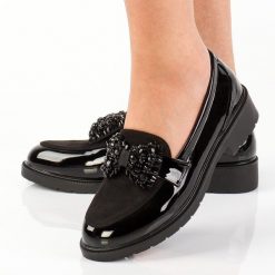 Czarne półbuty damskie z kokardą S.Barski 318. Czarne półbuty wsuwane S.BARSKI, na jesień, z aplikacjami, z lakierowanej skóry, eleganckie, z okrągłym noskiem, bez obcasa, na obcasie. Za 189.00 zł.