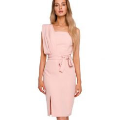Sukienka koktajlowa na jedno ramię ołówkowa z rozcięciem różowa. Czerwone sukienki Sukienki.shop, na imprezę, xl, bez wzorów, wizytowe, bez kołnierzyka, bez ramiączek, ołówkowe. Za 229.00 zł.