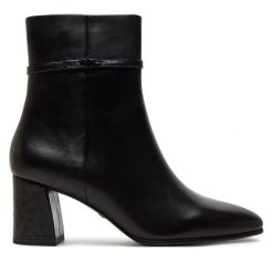 Botki Tamaris. Czarne botki Tamaris, bez wzorów, bez obcasa, na słupku, bez zapięcia. Za 259.99 zł.