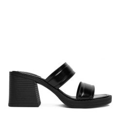 Klapki JENNY. Czarne klapki Jenny, bez wzorów, bez obcasa, bez zapięcia. Za 139.99 zł.