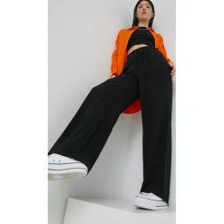 JDY spodnie damskie kolor czarny szerokie high waist. Czarne spodnie materiałowe JDY, bez wzorów, z materiału, z podwyższonym stanem. Za 129.99 zł.