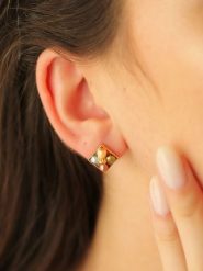 Pierres de Jade Pozłacane kolczyki-wkrętki z perłami rozmiar: onesize. Białe kolczyki Pierres de Jade, z perłą, pozłacane. Za 43.99 zł.