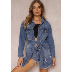 Niebieska Kurtka Jeansowa Hirvonen. Niebieskie kurtki Renee, l, z aplikacjami, z jeansu, eleganckie, bez kaptura. W wyprzedaży za 83.99 zł.