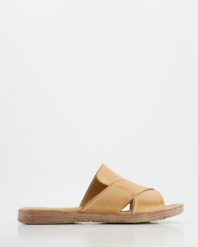 SKÓRZANE KLAPKI 10046 BEIGE 561. Brązowe klapki Venezia, bez wzorów, ze skóry, bez obcasa, bez zapięcia. Za 149.00 zł.