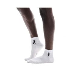 Skarpety On Logo Sock Mid 3. Białe skarpetki On, bez wzorów. Za 89.99 zł.