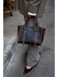 Victor & Hugo Paris Skórzana torebka "Kamelia" w kolorze czarno-brązowym - 20 x 25 x 9 cm rozmiar: onesize. Czarne torebki klasyczne Victor & Hugo Paris, bez wzorów, z materiału, przez ramię, bez dodatków. Za 391.99 zł.