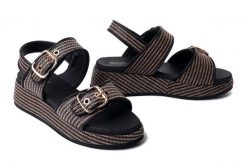 Artiker Relaks 58C1741 DK. BROWN, sandały damskie. Brązowe sandały Artiker Relaks, bez wzorów, bez obcasa, na koturnie, bez zapięcia. Za 174.90 zł.