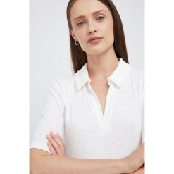 GAP polo damski kolor biały z kołnierzykiem. Białe t-shirty GAP, bez wzorów, z dzianiny, bez kołnierzyka, bez ramiączek. Za 139.99 zł.