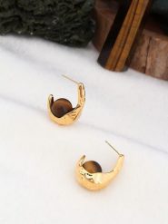 Pierres de Jade Pozłacane kolczyki-wkrętki z tygrysim okiem rozmiar: onesize. Brązowe kolczyki Pierres de Jade, pozłacane. Za 60.99 zł.