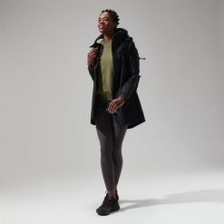 Płaszcz przeciwdeszczowy damski Berghaus Rothley Shell. Czarne kurtki przeciwdeszczowe Berghaus, bez wzorów, bez kaptura, trekkingowe. Za 579.99 zł.