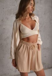 Beżowe Szorty Casual High Waist na Lato Bogate w Wiskozę Ismina. Brązowe szorty Renee, bez wzorów, z materiału, casualowe. Za 39.99 zł.