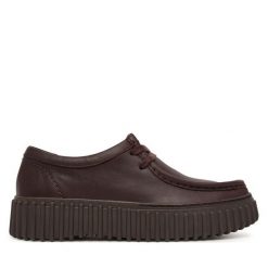 Półbuty Clarks. Brązowe półbuty wsuwane Clarks, bez wzorów, bez obcasa, na płaskiej podeszwie. Za 479.99 zł.