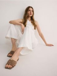 Zamszowe klapki - beżowy. Brązowe klapki Reserved, bez wzorów, z zamszu, bez obcasa, bez zapięcia. Za 99.99 zł.